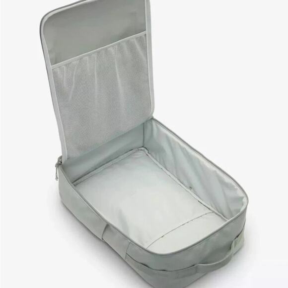 Nike Utility Speed Oil Green Backpack New Gym Bag Travel FN4106-370 (27L) NWT - Picture 3 of 4